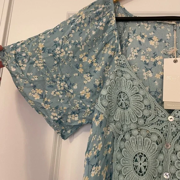 NWT Miss Me Buckle Blue Floral with crochet overlay flutter sleeve tunic blouse - Picture 6 of 9